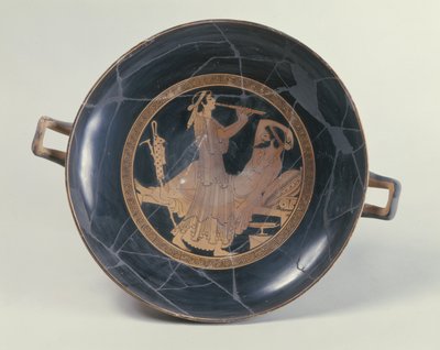 Coppa attica a figure rosse che raffigura una donna che suona un doppio flauto da Greek